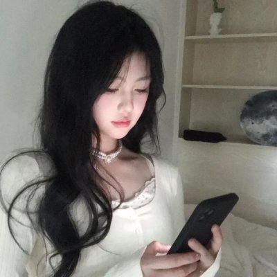 高墙、黑色与帅小伙